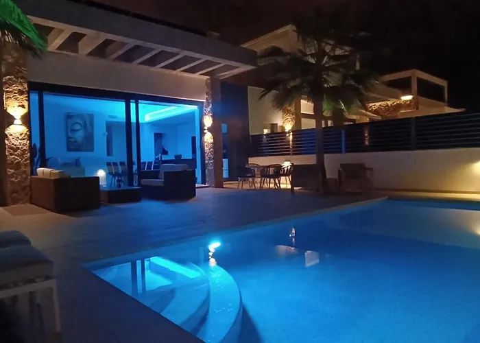 Pmt12 -Luxurious Villa With Private Pool