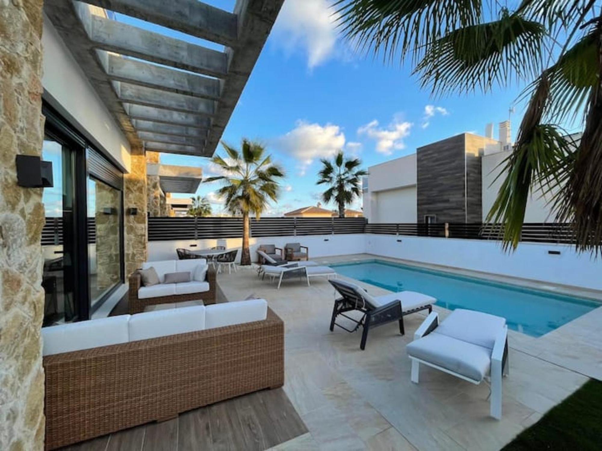 Villa Pmt12 -luxurious With Private Pool Torrevieja